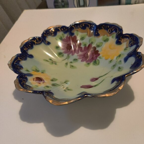 Bowl, handpainted floral from the 1960's .Three footed and trimmed with gold. - Picture 1 of 5